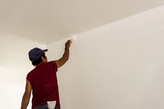 pintor realizando recortes en la pared